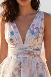 Uma linha de vestido mini floral estampado em marfim, decote em V