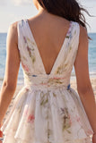 Uma linha de vestido mini floral estampado em marfim, decote em V