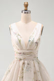 Uma linha de vestido mini floral estampado em marfim, decote em V