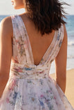 Uma linha de vestido mini floral estampado em marfim, decote em V