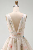 Uma linha de vestido mini floral estampado em marfim, decote em V