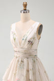 Uma linha de vestido mini floral estampado em marfim, decote em V