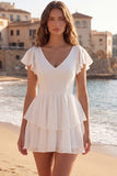 Vestido branco pequeno com decote em V com folhos em camadas
