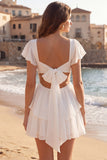 Vestido branco pequeno com decote em V com folhos em camadas
