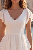 Vestido branco pequeno com decote em V com folhos em camadas