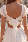 Vestido branco pequeno com decote em V com folhos em camadas