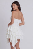 Vestidinho branco com folhos em camadas e sem alças