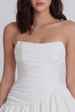 Vestidinho branco com folhos em camadas e sem alças