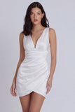 Vestido Curto de Graduação, Bodycon Ajustado de Cetim de Decote em V, Marfim
