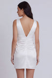 Vestido Curto de Graduação, Bodycon Ajustado de Cetim de Decote em V, Marfim