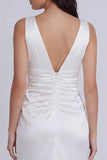 Vestido Curto de Graduação, Bodycon Ajustado de Cetim de Decote em V, Marfim
