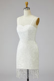 Vestido de noiva curto, curto e brilhante em marfim, com alças finas, com contas e franjas