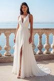 Vestido de noiva com decote em V em marfim com cauda varrida em linha e fenda