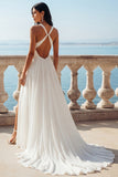 Vestido de noiva com decote em V em marfim com cauda varrida em linha e fenda