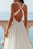 Vestido de noiva com decote em V em marfim com cauda varrida em linha e fenda