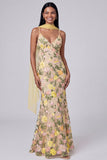 Vestido formal de sereia com alças finas florais amarelas e cachecol