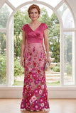 Vestido de mãe da noiva floral em forma de sereia fucsia, decote em V, com mangas fechadas