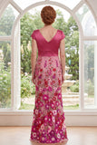Vestido de mãe da noiva floral em forma de sereia fucsia, decote em V, com mangas fechadas