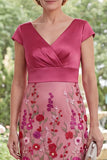 Vestido de mãe da noiva floral em forma de sereia fucsia, decote em V, com mangas fechadas