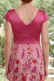 Vestido de mãe da noiva floral em forma de sereia fucsia, decote em V, com mangas fechadas