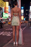 Vestido de Homecoming com espartilho transparente com decote transparente e decote helistrado verde sálvia bordado