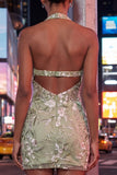 Vestido de Homecoming com espartilho transparente com decote transparente e decote helistrado verde sálvia bordado