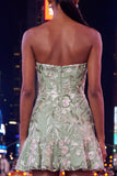 Vestido de Boas-Vindas ao Casa, Bodycon Verde-Sálvia Sem Alças, Bordado e Folhos