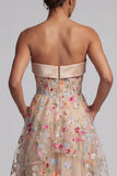 Espartilho de Tule Linha A de Champanhe Ombro Descoberto Vestido Floral Mãe da Noiva