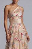 Vestido de Mãe da Noiva floral franzido em tule champanhe linha A de um ombro