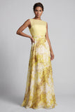 Vestido amarelo A Line Bateau com decote longo com estampado floral de mãe da noiva