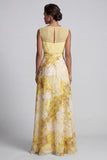 Vestido amarelo A Line Bateau com decote longo com estampado floral de mãe da noiva