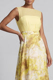 Vestido amarelo A Line Bateau com decote longo com estampado floral de mãe da noiva