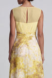 Vestido amarelo A Line Bateau com decote longo com estampado floral de mãe da noiva