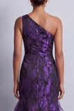 Vestido de Mãe da Noiva com franzir de sereia alta e baixa roxo escuro com folhos