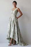 Uma linha de vestido floral verde-claro longo e franzido de mãe da noiva com bolsos