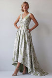 Uma linha de vestido floral verde-claro longo e franzido de mãe da noiva com bolsos