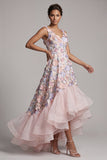 Um vestido de mãe da noiva em linha Blush alto floral baixo, decote em V, com folhos