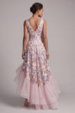 Um vestido de mãe da noiva em linha Blush alto floral baixo, decote em V, com folhos