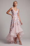 Um vestido de mãe da noiva em linha Blush alto floral baixo, decote em V, com folhos