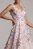 Um vestido de mãe da noiva em linha Blush alto floral baixo, decote em V, com folhos