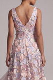 Um vestido de mãe da noiva em linha Blush alto floral baixo, decote em V, com folhos