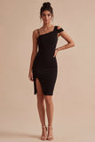 Vestido formal preto de um ombro curto com corte e fenda