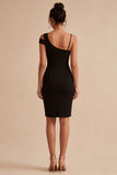 Vestido formal preto de um ombro curto com corte e fenda