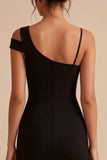 Vestido formal preto de um ombro curto com corte e fenda