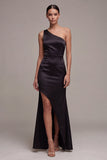Vestido formal preto de um ombro com sereia longa e fenda