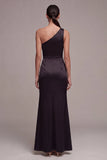 Vestido formal preto de um ombro com sereia longa e fenda