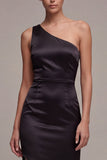 Vestido formal preto de um ombro com sereia longa e fenda