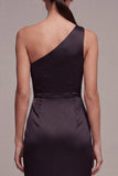 Vestido formal preto de um ombro com sereia longa e fenda