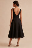 Vestido formal preto de decote em V e franzido A Line Midi