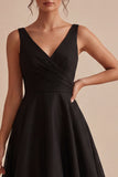 Vestido formal preto de decote em V e franzido A Line Midi